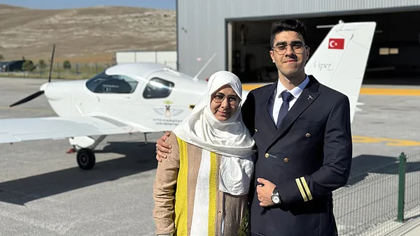 annesini-ucuran-pilot-leventin-ilk-yolcusu-kendi-annesi-oldu-1751347744313.jpeg