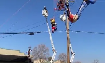 Paraşütü elektrik tellerine dolaşan Noel Baba böyle kurtarıldı