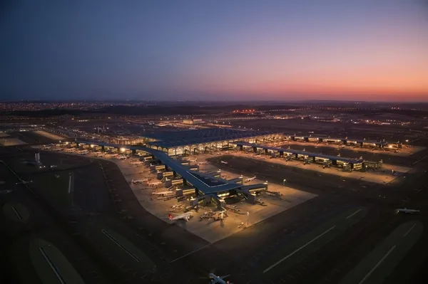 istanbul-ve-antalya-havalimanlarinda-tarihi-yogunluk-817-milyon-yolcu-seyahat-etti-1788938394973.jpeg
