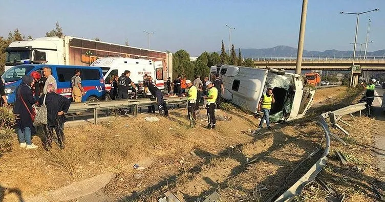 İzmir’de hasta taşıyan midibüs devrildi: 2’si ağır 9 yaralı