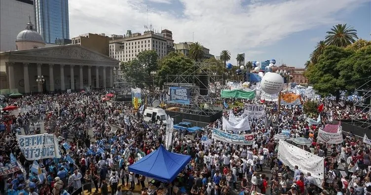 Arjantin’de grevdeki on binlerce öğretmen gösteri düzenledi