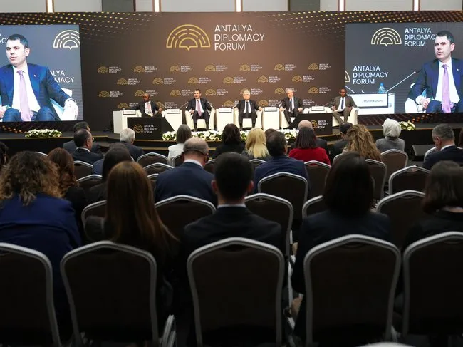 bakan-kurum-paris-iklim-anlasmasinin-onay-surecinde-kiran-kirana-diplomasi-yuruttuk-1744475043845.jpg