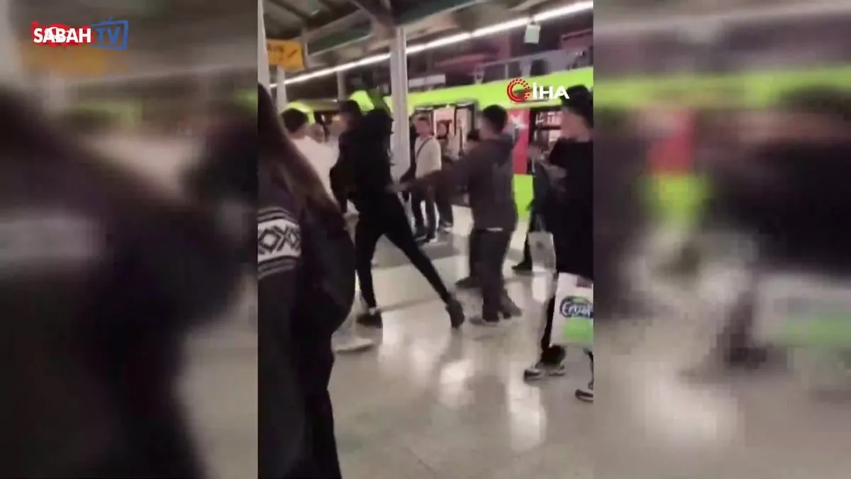 Metroda tekmeli yumruklu kavga kamerada | Video videosunu izle Metroda tekmeli yumruklu kavga kamerada | Video videosunu izle