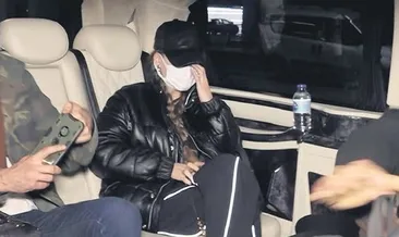 Ev terliği ile geziyor