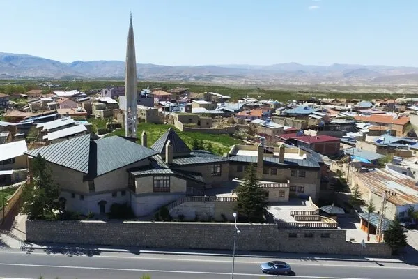 Beşgen Cami mimarisiyle dikkati çekiyor