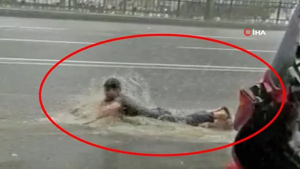 Son dakika haberi: İstanbul'da sel sularında yüzen vatandaşın görüntüleri sosyal medyada olay oldu | Video