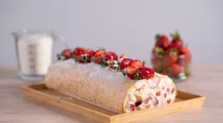 Çay saatlerinin yeni yıldızı: Çilekli rulo pasta tarifi