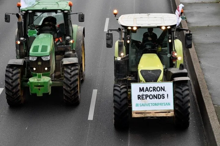 Macron’a karşı ayaklandılar! Paris’te traktörlü eylem