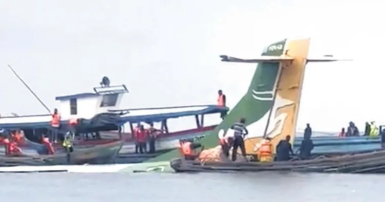 Yolcu uçağı göle düştü