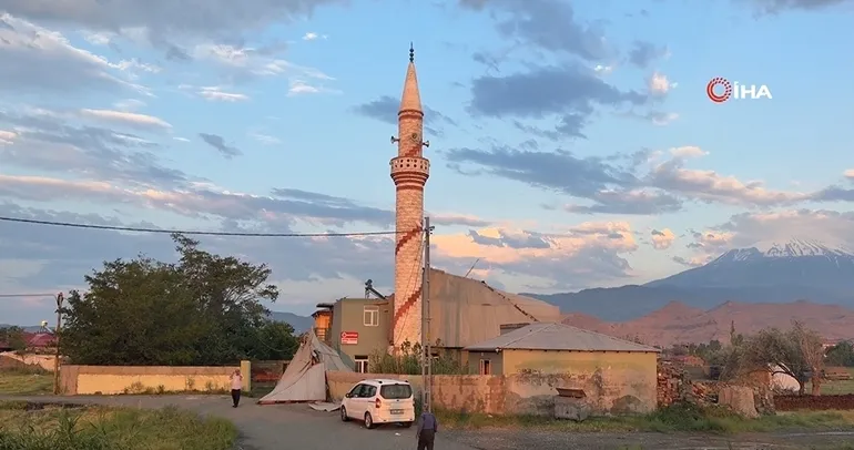 Iğdır’da fırtınada caminin çatısı uçtu