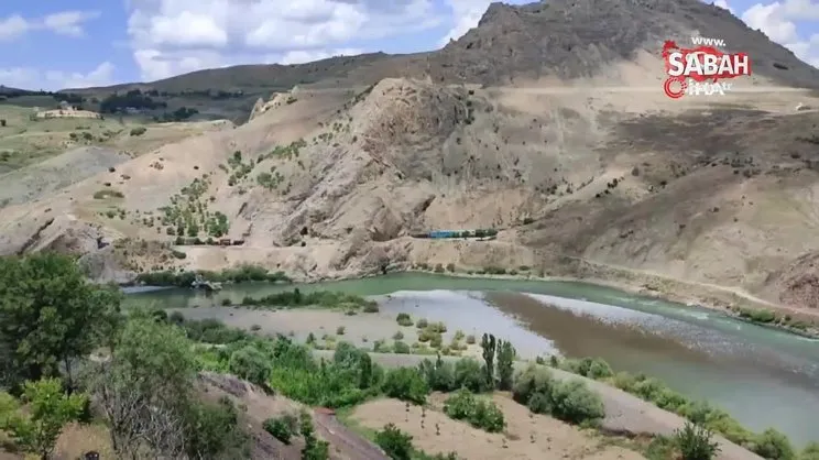 Elazığ'da trenin çarptığı 2 işçi ağır yaralandı | Video