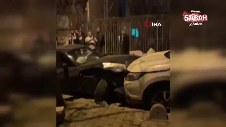Ehliyetsiz ve alkollü olduğu iddia edilen sürücü park halindeki araçlara çarptı! O anlar kamerada | Video