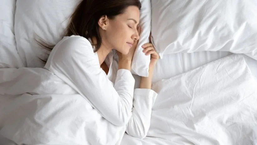 Yaygın uyku pozisyonu kırışıklıklarınızın sebebi olabilir! Erken yaşlanmanın önüne geçmek için…