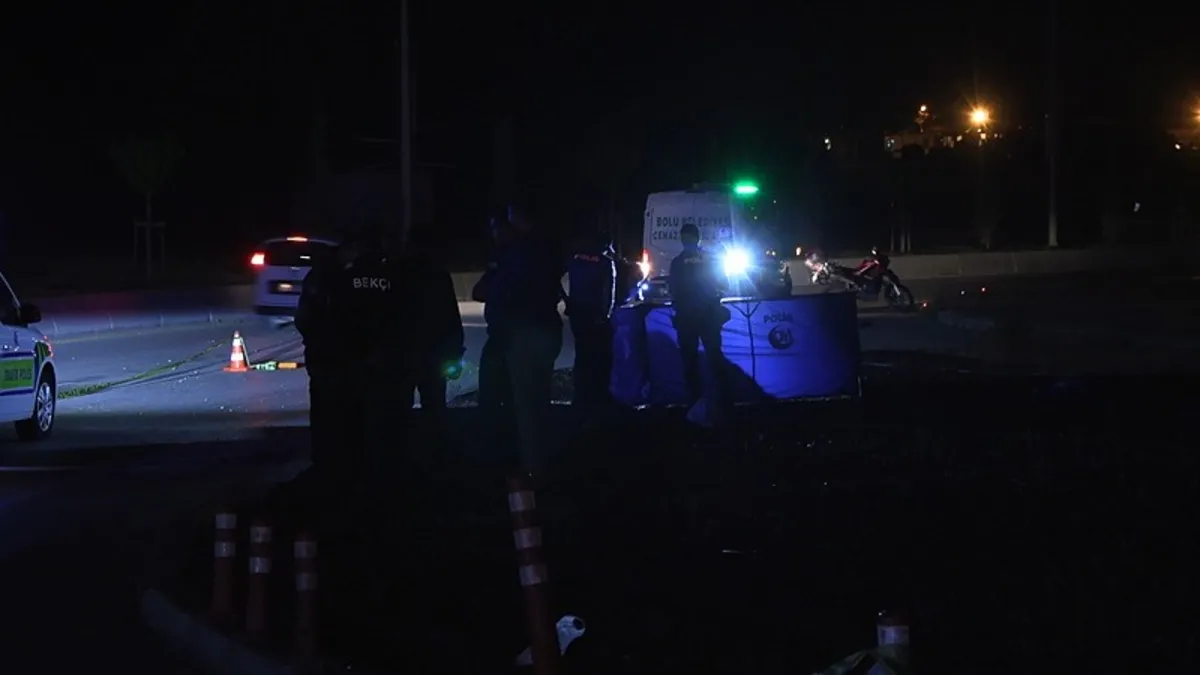 Kaldırıma çarpan motosiklet metrelerce savruldu: 1 ölü