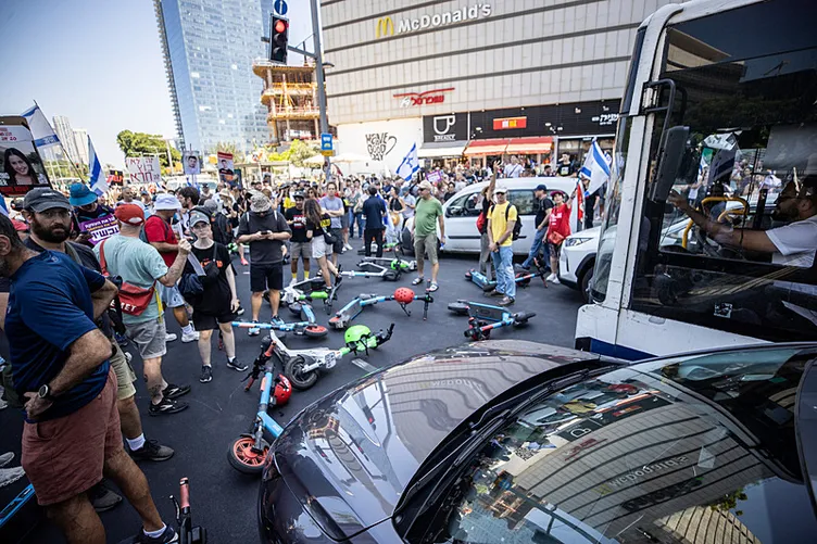 Katil Netanyahu’ya karşı İsrail’de protesto: Yüz binler sokağa döküldü