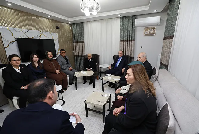 baskan-erdogan-ve-bahceliden-depremzede-aileye-ziyaret-1770395108201.jpeg Başkan Erdoğan ve Bahçeli'den depremzede aileye ziyaret