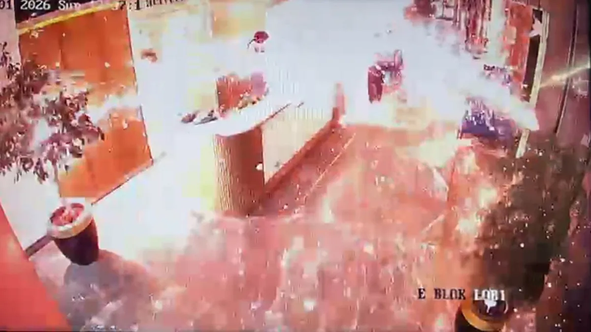 İstanbul'da film gibi olay: Kargoyla hasmına bomba yolladı! 3 kişi yaralandı İstanbul'da film gibi olay: Kargoyla hasmına bomba yolladı! 3 kişi yaralandı