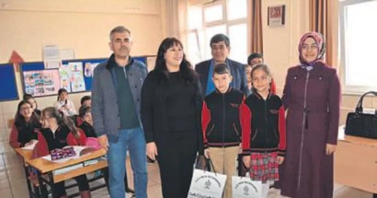 Kitapları okuyup hediyeleri aldılar