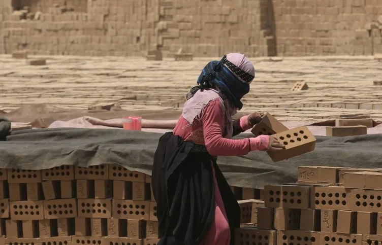 Irak’ın zorlu yaşamını omuzlayan kadın kerpiç işçileri