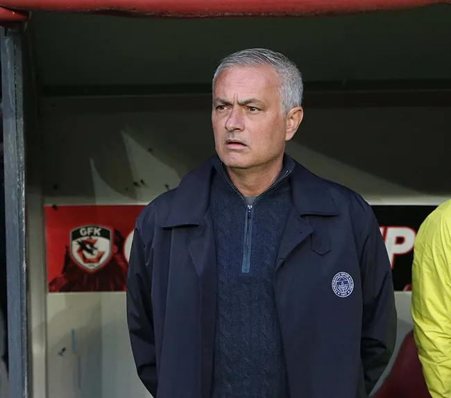 fenerbahcede-dikkat-ceken-10-dakika-detayi-jose-mourinho-dokunus-yapti-1745787645065.jpg