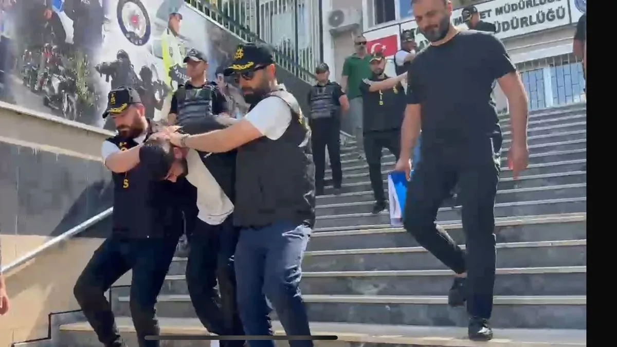 Bayram öncesindeki cinayetin ardından intikam çıktı! 3 yıl önce kardeşlerini öldürenin babasını öldürdüler Bayram öncesindeki cinayetin ardından intikam çıktı! 3 yıl önce kardeşlerini öldürenin babasını öldürdüler