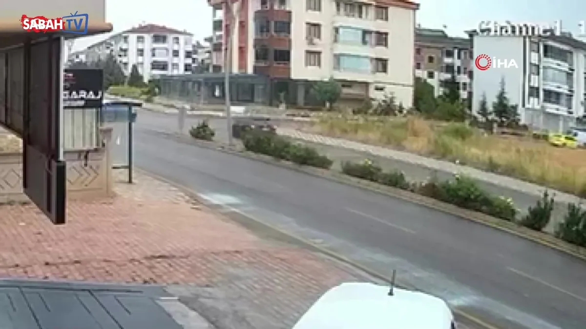 Elazığ'da iki otomobilin çarpıştığı kaza kamerada! 3 yaralı... | Video