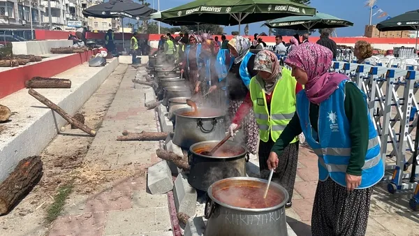 peygamber-sevgisi-alanlara-sigmadi-71-kazan-yemek-pisirildi-on-bin-kisi-katildi-1777123387865.jpg