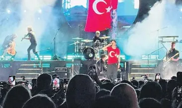Türk bayraklı tişörtle kalpleri fethetti #istanbul