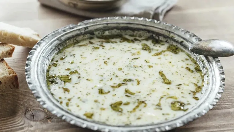 YAZ SOFRALARININ YILDIZI OLDU! AYRAN AŞI ÇORBASINI BİR DE BÖYLE DENEYİN...