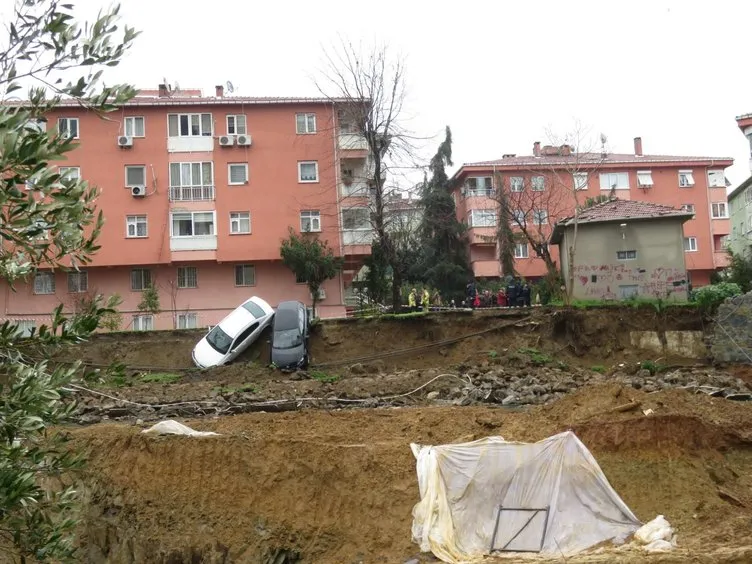 Kadıköy’de toprak kayması!
