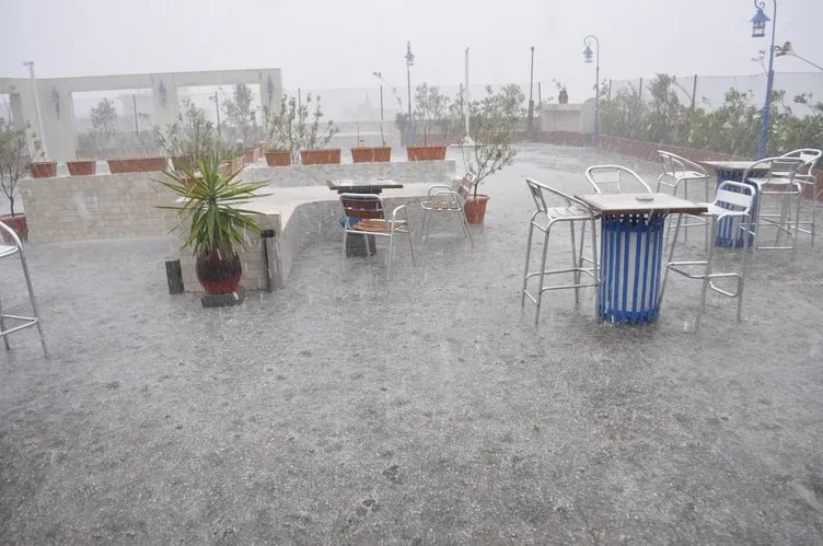 İzmir’de dolu yağışı hayatı felç etti