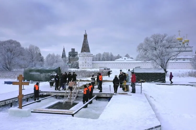 Dünya Putin'in bu fotoğraflarını konuşuyor! Eksi 20 derece olan suya girdi