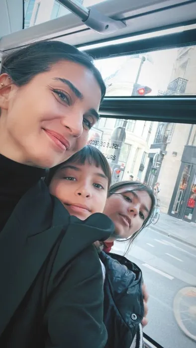 Tuba Büyüküstün 13 yaşındaki ikiz kızları ile soluğu Kapadokya’da aldı! Maya ve Toprak ile kar keyfi yaptı!