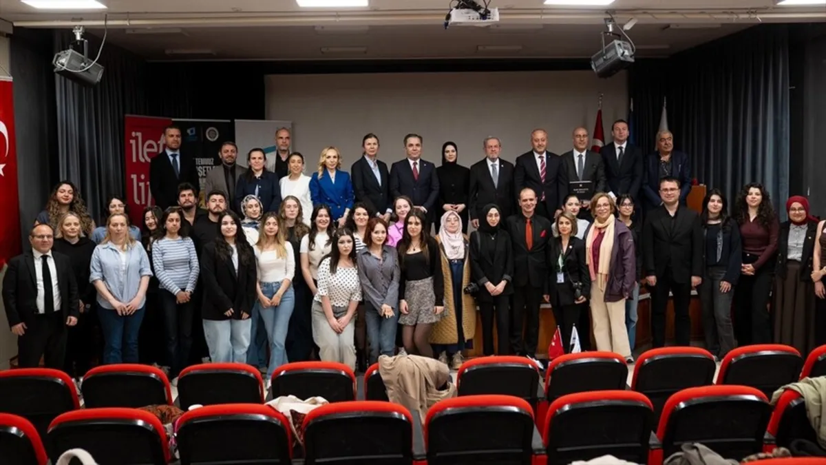 Ankara Üniversitesi’nde “15 Temmuz manşetleri gazetecilik atölyesi” düzenlendi Ankara Üniversitesi’nde “15 Temmuz manşetleri gazetecilik atölyesi” düzenlendi