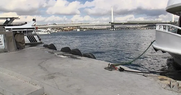 Eminönü’nde anne ve 2 yaşındaki çocuğu tur teknesinden denize düştü!