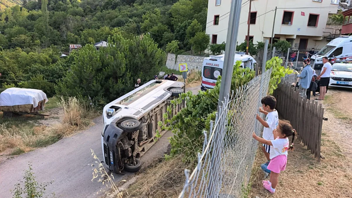 Bursa’da tarım işçilerini taşıyan servis devrildi: 6 işçi yaralandı! Bursa’da tarım işçilerini taşıyan servis devrildi: 6 işçi yaralandı!