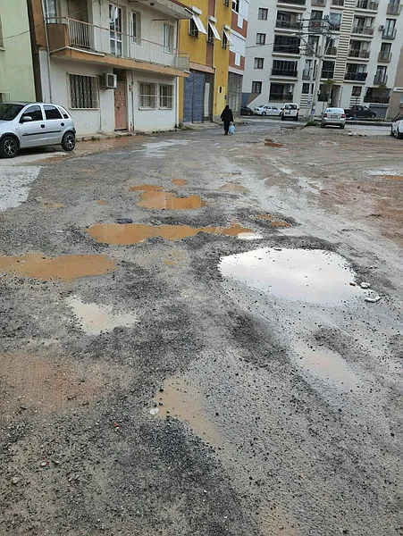 izmirde-5-yil-sonra-kilicdaroglu-asfalti-bir-sokak-arkasi-cukur-camur-1615803784504.jpg İzmir'de Kemal Kılıçdaroğlu’nun geçeceği yola asfalt döküldü! 5 yıldır köstebek yuvası gibiydi - 3