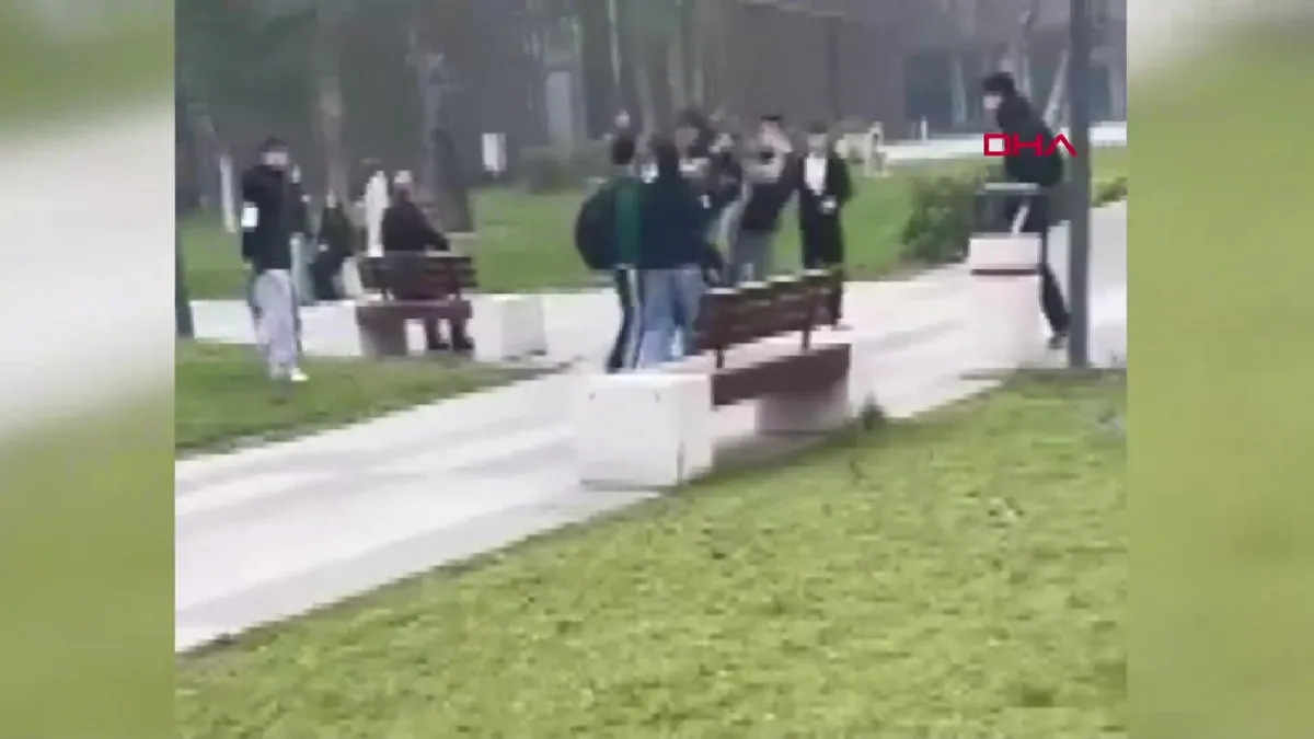 Bursa’da iki grubun tekmeli-yumruklu kavgası kamerada videosunu izle Bursa’da iki grubun tekmeli-yumruklu kavgası kamerada videosunu izle