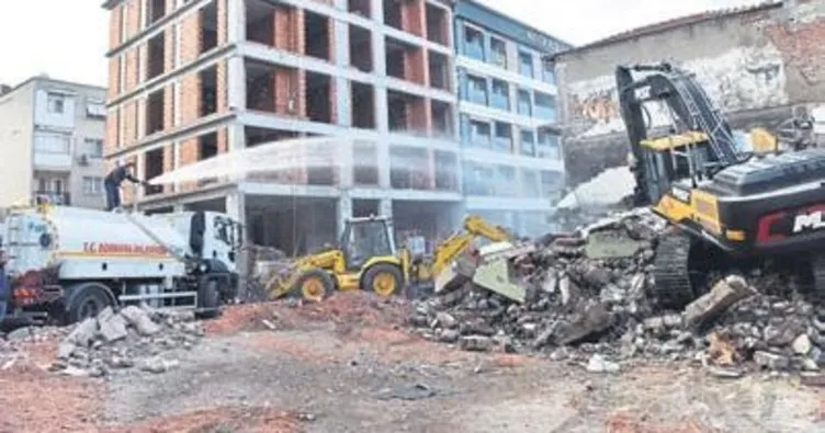 Bornova’da metruk binalar yıkılıyor