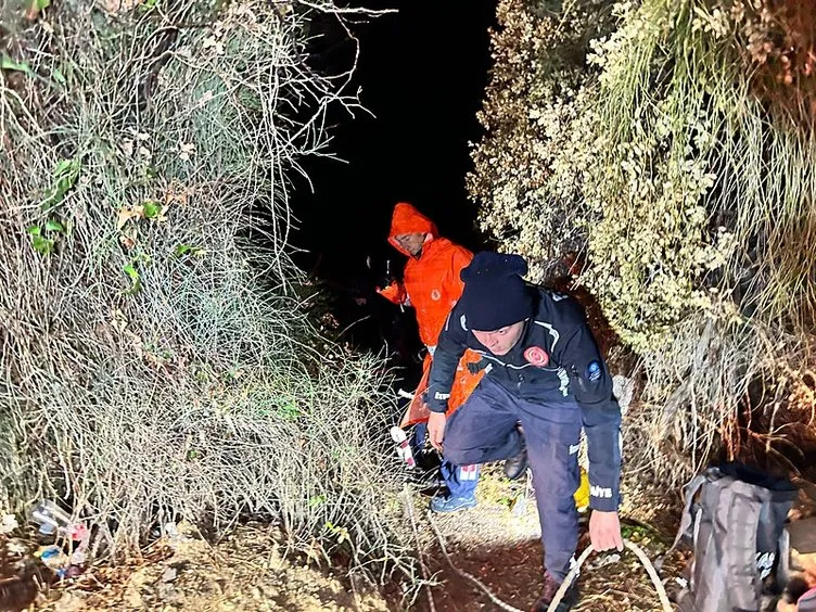 Falezlerden denize uçan otomobil aranıyor!