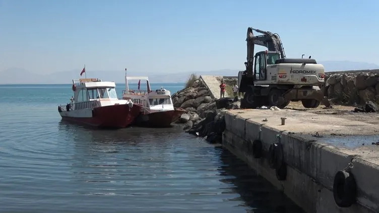 Van Gölü’nde mahsur kalan tekneleri dozerler kurtardı! Kuraklığın böylesi görülmedi...