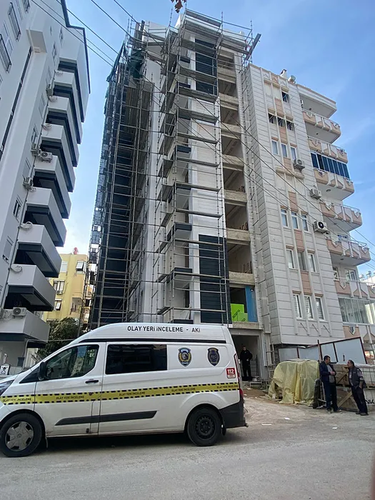 Antalya’da feci olay: 67 yaşındaki adam 7. kattan beton zemine çakıldı!