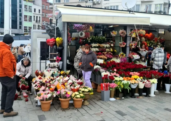 sevgililer-gununde-cicekcilerde-yogunluk-olustu-1739542052205.jpg