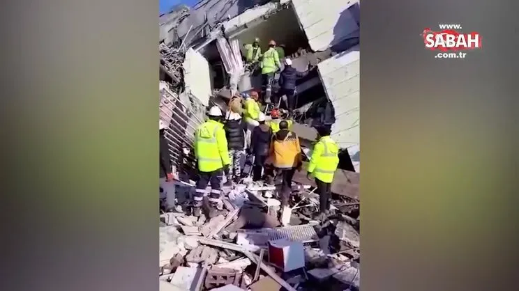 Maden işçileri Kahramanmaraş'ta 2 kişiyi 34 saat sonra enkaz altından sağ çıkardı | Video