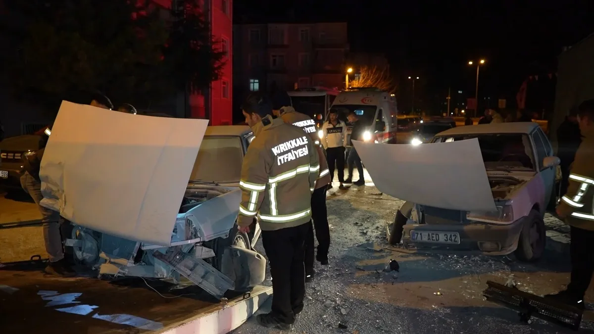 Otomobiller kafa kafaya çarpıştı, hurdaya döndü: 3 Yaralı Otomobiller kafa kafaya çarpıştı, hurdaya döndü: 3 Yaralı