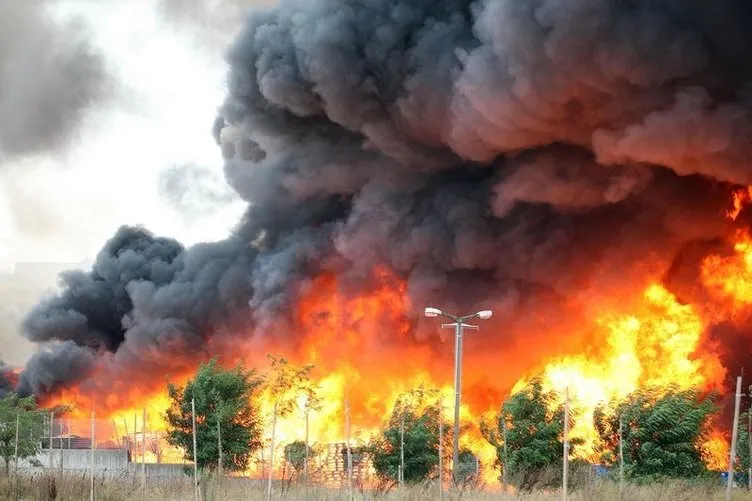Tuzla’da fabrika alev alev yanıyor