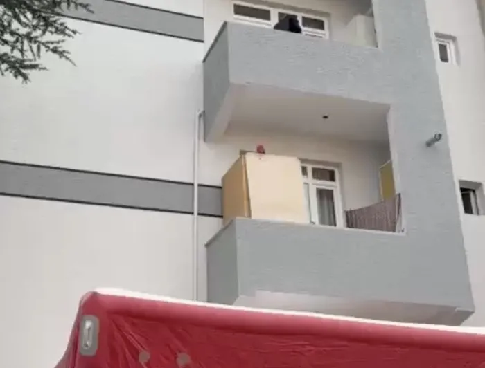 teslim-olmamak-icin-kendini-balkona-kilitledi-muzakereci-ekipler-sevk-edildi17-yil-kesinlesmis-hapis-cezasi-il-1767704415591.jpg