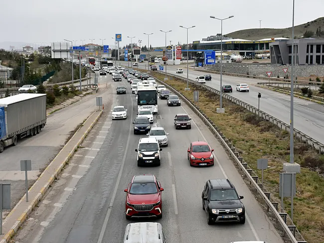 bayram-donusu-trafik-cilesi-43-ilin-guzergahinda-bulunan-kilit-kavsakta-kilometrelerce-kuyruk-1743525096474.jpeg