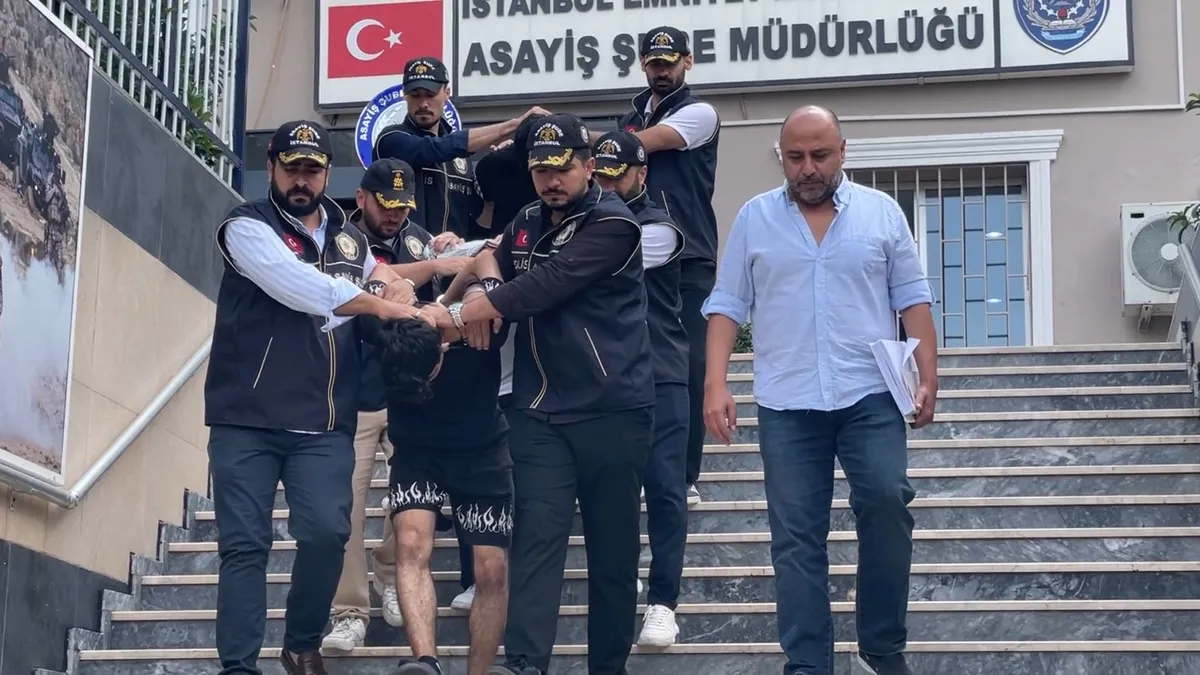 Fatih’te barışma buluşmasında 19 yaşındaki Ali Anzo hayatını kaybetmişti: Gözaltına alınan 8 şüpheli adliyeye sevk edildi Fatih’te barışma buluşmasında 19 yaşındaki Ali Anzo hayatını kaybetmişti: Gözaltına alınan 8 şüpheli adliyeye sevk edildi
