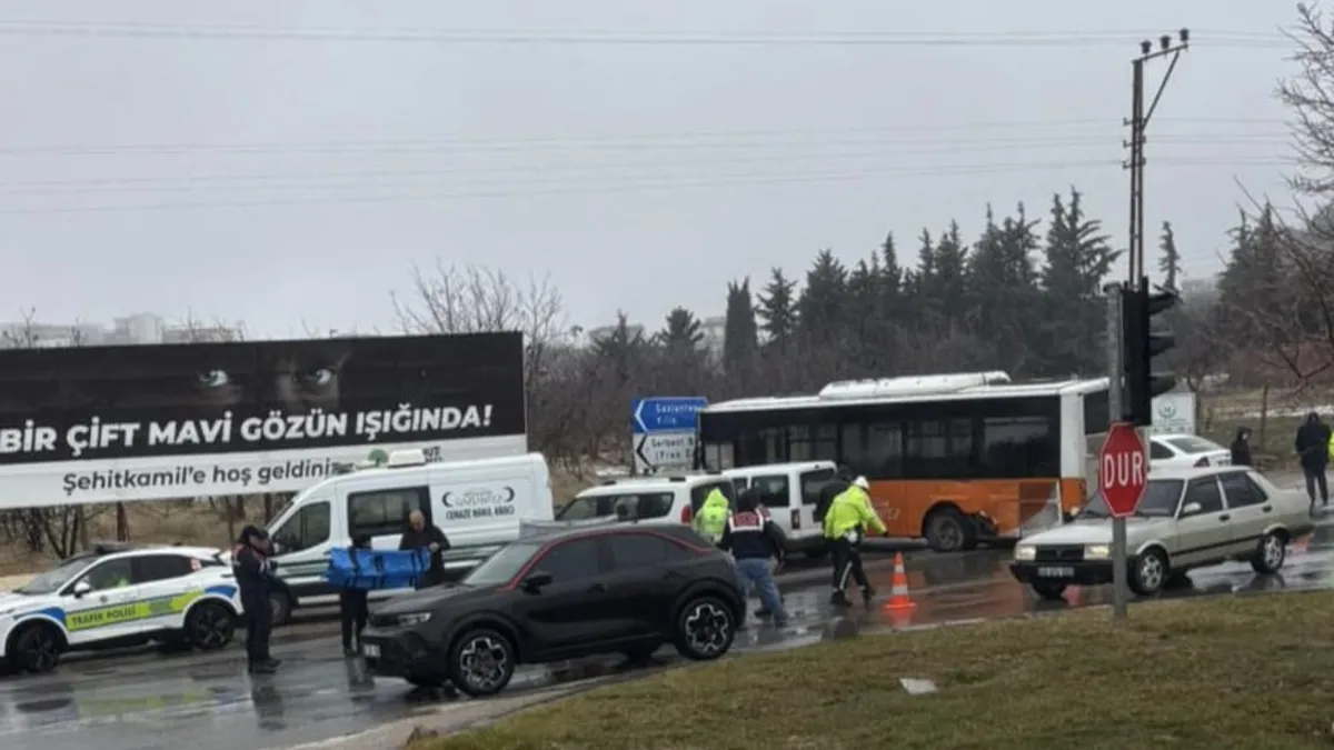 Otobüs otomobile çarptı! 1 ölü, 1 yaralı